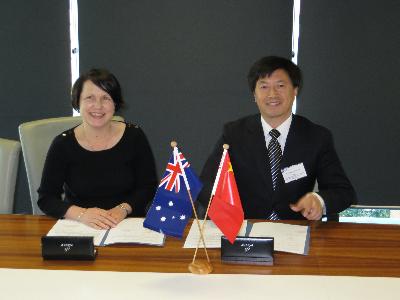 IHBI所长Patsy Yates女士与9001cc金沙以诚为本官方网院长刘昌胜在协议签署现场