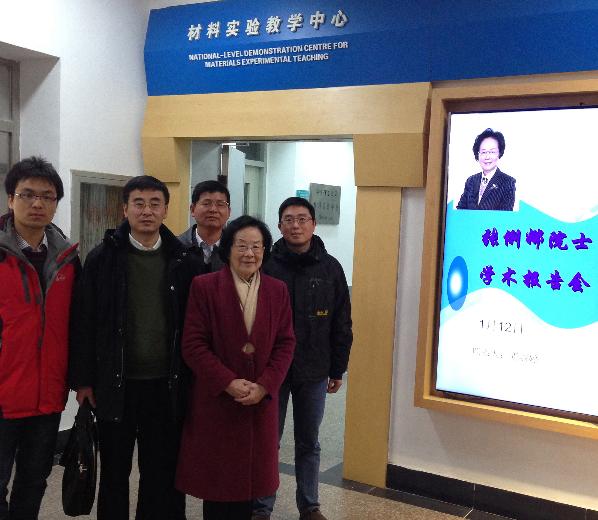 访问期间与9001cc金沙以诚为本官方网教师合影